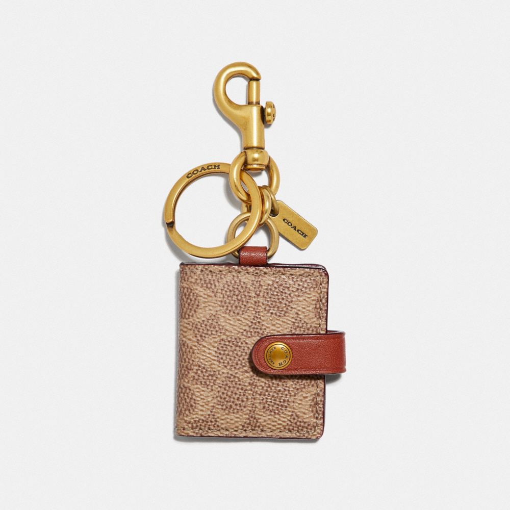 พวงกุญแจ coach สีน้ำตาล ลายซี SIGNATURE CHARM LOOP BAG CHARM (COACH F32670)  KHAKI/GOLD