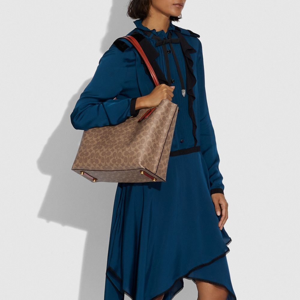 Shop Coach Willow Tote Mit Charakteristischem Canvas In Brass/tan/rust