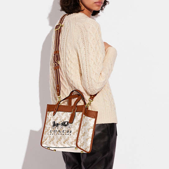 公式】COACH – コーチ | フィールド トート 22 ウィズ ホース アンド 公式】COACH – コーチ | フィールド トート 22 ウィズ ホース アンド