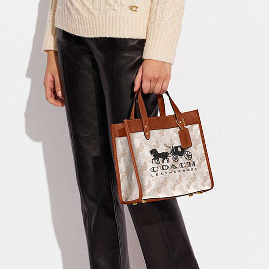 公式】COACH – コーチ | フィールド トート 22 ウィズ ホース アンド 公式】COACH – コーチ | フィールド トート 22 ウィズ ホース アンド