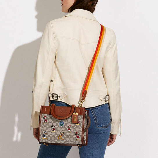 公式】COACH – コーチ | 【DISNEY x COACH】ローグ 25 シグネチャー 公式】COACH – コーチ | 【DISNEY x COACH】ローグ 25 シグネチャー
