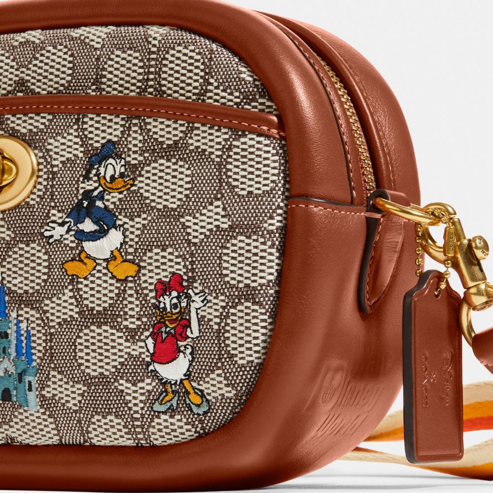 公式 Coach コーチ Disney X Coach カメラ バッグ シグネチャー ウィズ ミッキーマウス アンド フレンズ エンブロイダリー ボディバッグ 斜めがけバッグ