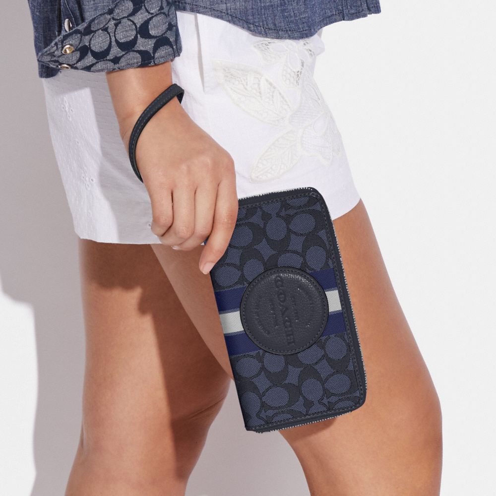Grand portefeuille pour téléphone Dempsey en jacquard signature avec rayure et écusson Coach