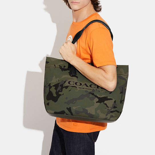 Array Mig Takke COACH OUTLET® | Canvas Tote 38 With Camo Print