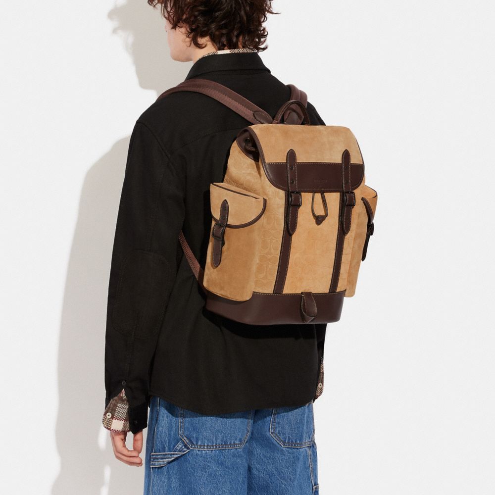値引き 取寄 コーチ メンズ ヒッチ バックパック イン シグニチャー スエード COACH men Hitch Backpack in Signature  Suede Caramel Mahogany mandhucollege.edu.mv