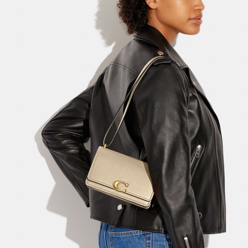 Shop Coach Bandit Umhängetasche In Brass/ivory