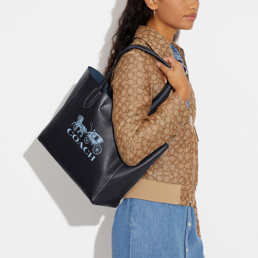 coach tote with horse and carriage