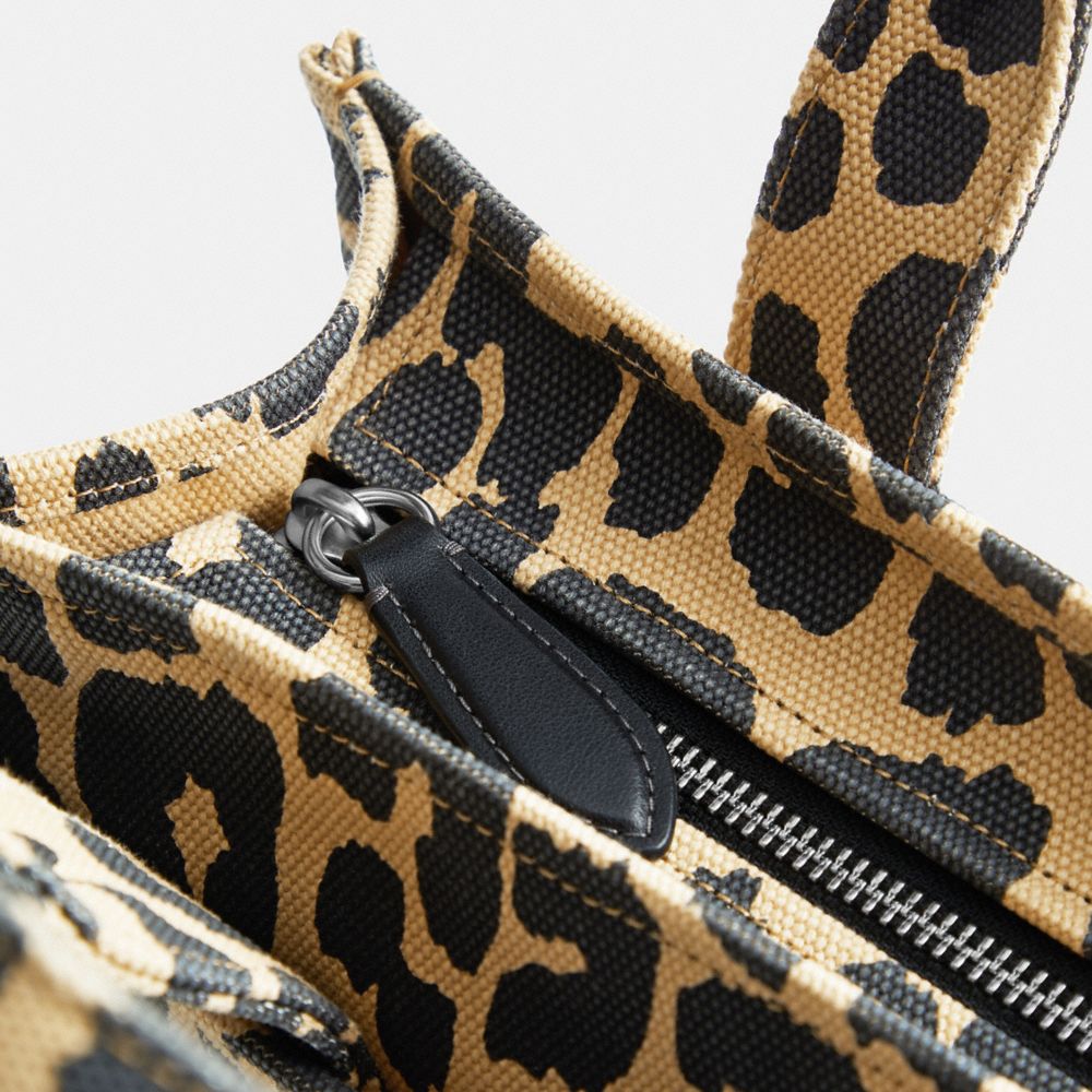 Shop Coach Cargo Tote 26 Mit Leoparden-print In Multi