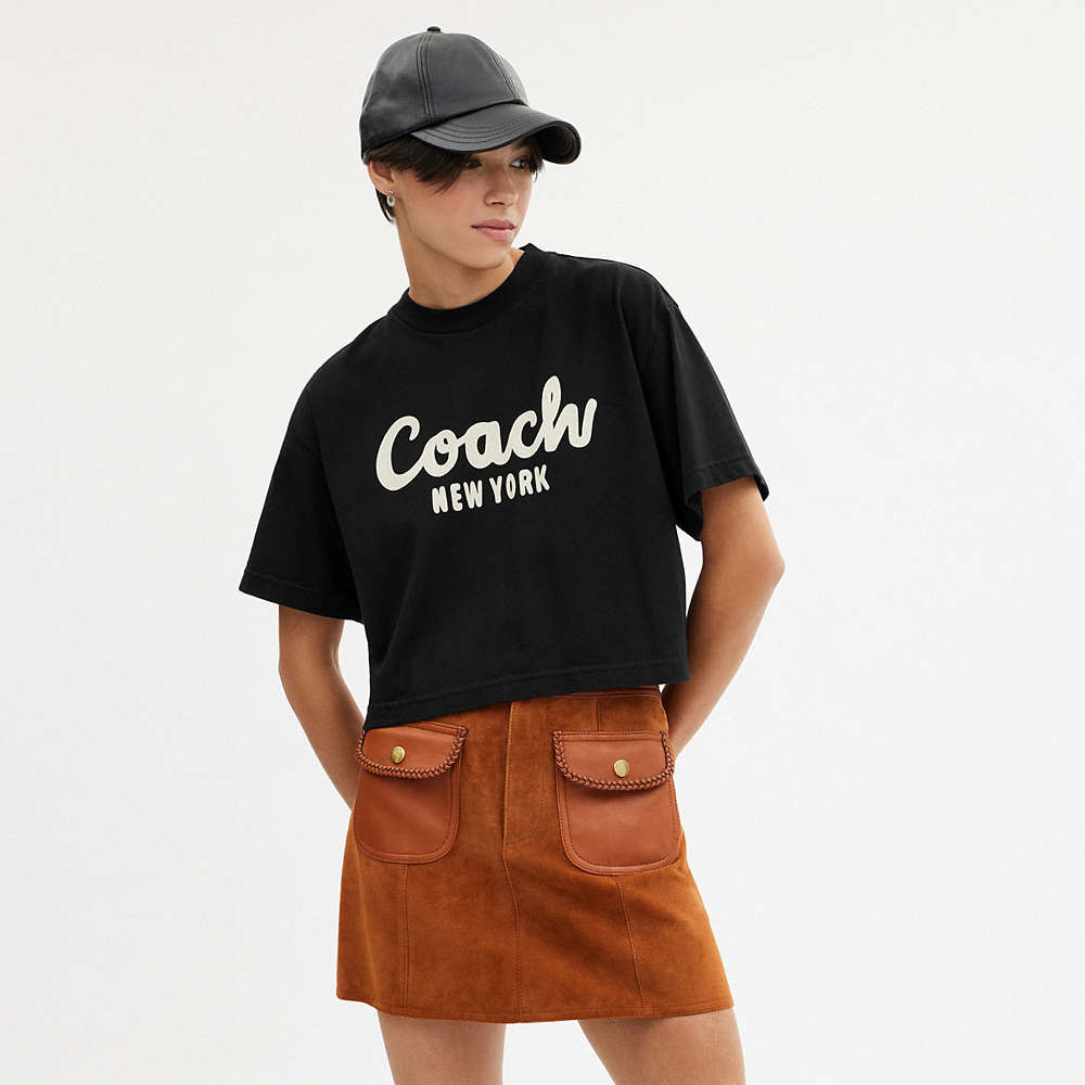 Shop Coach Verkürztes T-shirt Mit Kursiver Signature In Black
