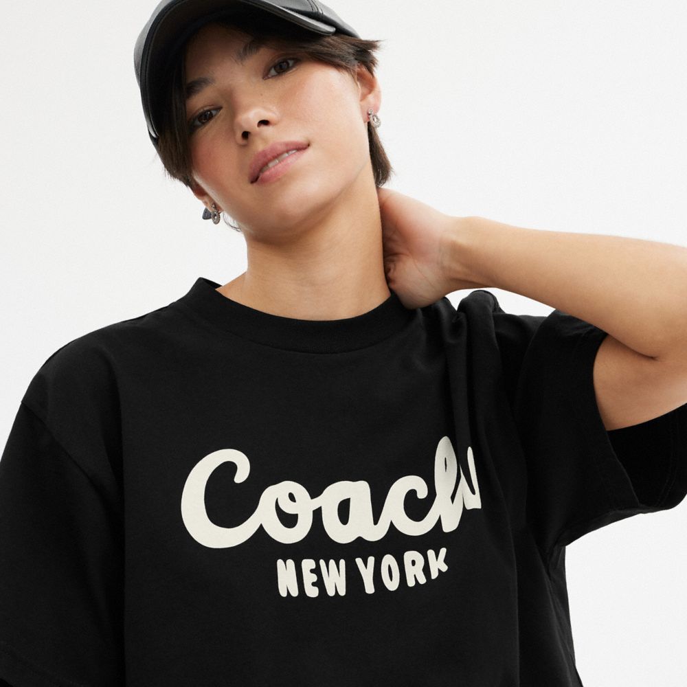 Shop Coach Verkürztes T-shirt Mit Kursiver Signature In Black